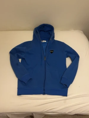 Comme des carcons hoodie - Säljer denna feta hoodien från CDG i storlek S men sitter mer som en blandning mellan XS och S. Tveka inte att ställa frågor:)