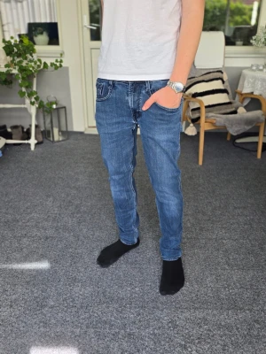 Replay jeans - Snygga Replay jeans i storlek 31. Skulle dock säga att längden är lite kortare, runt L31-L30. Säljer till detta pris då de är lite slitna på lappen bak samt att de har ett litet hål vid skrevet. Dock så har de fortfarande mycket kvar att ge! 😃