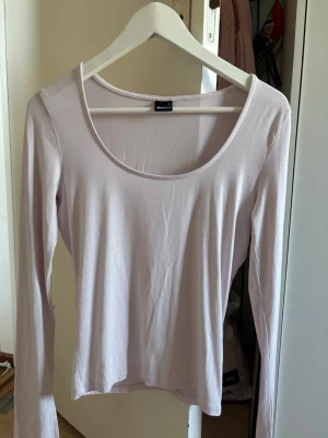 långärmad topp - Ljus lila topp från gina, mycket bra skick förutom att den var rosa men blev missfärgad i tvätten 