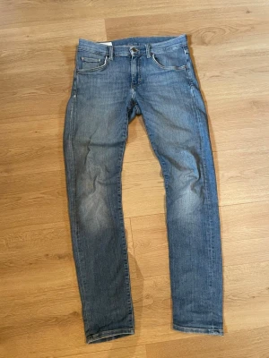 J.Lindeberg jeans - Snygga blå slim fit jeans med lätt slitna detaljer och klassisk femficksdesign. Jeansen har normal midja och raka ben, perfekt för en avslappnad look.                                                                                        Bara att höra av sig med frågor som tex mått.              Pris kan diskuteras vid snabb affär