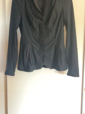 Svart rid kavaj -  Pikeur Kavaj Kjana i Mesh i storlek 36. Den är i lätt och ventilerande mesh material, använd fåtal gånger. Ny pris 3300kr