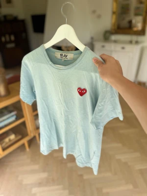 Ljusblå Comme des Garçons PLAY t-shirt - Säljer en fet Comme des Garconhs t-shirt i ljusblått🌐Storlek S. Väldigt bra skick! Hör av dig vid funderingar