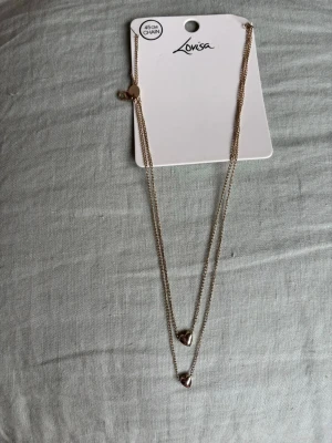 Tvåradigt halsband med hjärtan - Använt en gång.