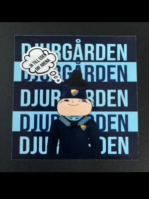 Djurgården klibba, 10st för 15kr - Klistermärke med Djurgården-tema, visar en tecknad figur i mörkblå supporterkläder och mössa med klubbens emblem. Bakgrunden är blå med texten 'DJURGÅRDEN' upprepad och pratbubbla med texten 'JA TILL EGEN DIF ARENA'. Perfekt för fans.