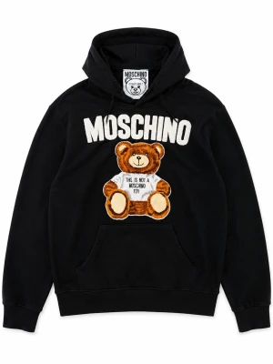 Svart Moschino hoodie med nalle - Säljer en svart hoodie från Moschino med stor vit logga och en broderad nallebjörn på bröstet. Nallen har texten 'This is not a Moschino Toy' på tröjan. Hoodien har huva med dragsko och en stor magficka. Perfekt statement-plagg för dig som gillar streetwear och lekfull design. Säljer då den ej passar mig❗😔