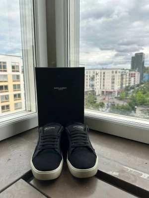 Svarta Saint Laurent sneakers - Stilrena svarta sneakers från saint Laurent i storlek 41. Skorna är bara använda tre gånger och har knappt några tecken på användning. Dustbag medföljer. Skorna passar till sommarn☀️⛱️
