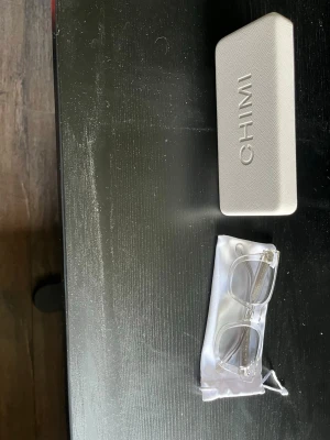 Transparenta solglasögon från CHIMI - Säljer ett par stilrena solglasögon från CHIMI. Kommer med originalfodral och putsduk. Perfekta för dig som vill ha en clean och modern look. Har använts väldigt lite och är i perfekt skick.