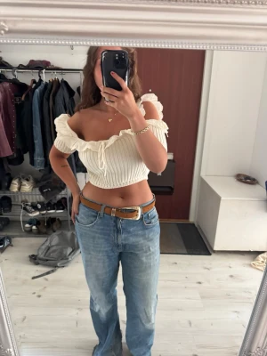 Zara Lace Crop Top – White / Cream – Size M – Brand New with Tags - Delicate white cropped top from Zara featuring beautiful lace details for a soft, feminine look.  A flattering fitted silhouette that gives an effortless chic vibe while still feeling light and romantic. Perfect as a statement basic that works for both everyday styling and dressier occasions.  Pair it with high-waisted jeans, skirts or tailored trousers for an elevated summer or night-out outfit.  ✔ Brand: Zara ✔ Size: M / EU 38 ✔ Condition: New with tags (unworn) ✔ Color: White / Cream