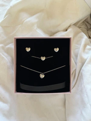 Edblad barley silverset - Säljer Edblads barley set i halsband, armband och örhängen. Det har samma modell i form av ett litet klassiskt hjärta, vilket ger en väldigt stilren look tillsammans. Så fint att kombinera ihop, och vardera produkt är använt få gånger. Ord-pris på allt tillsammans är 947:-🛍️ Använd gärna KÖP NU💖