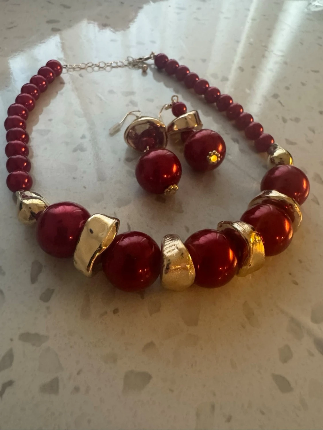 Rött pärlset med halsband och örhängen - 1