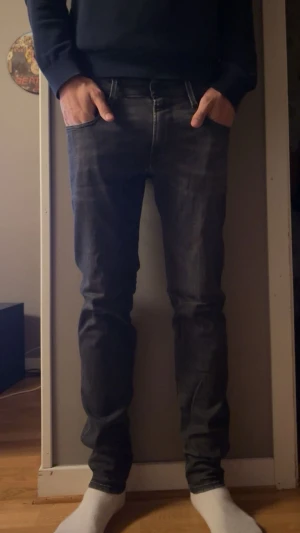 Mörkgrå Replay Anbass slim fit - Replay Anbass slim fit👖Använda till viss del men fortfarande i mycket bra skick🌟Storlek: Waist 31, Length 32. Pris: 1099💵Tveka inte på att höra av dig vid frågor och funderingar!🤩😇