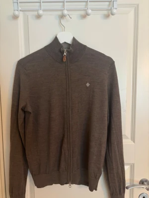 Beige ziptröja Morris - Hejsan! Nu säljer jag min Morris zip tröja då jag har vuxit ur den, den är i fint skick och inte använd så mycket. Storlek XS, Nypris: 1999kr