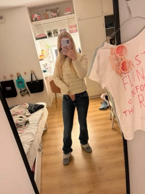 Utsvängda jeans - Har gått sönder, därefter blivit lagade (se bild 4 o 5). Syns inte när man har på sig dem. Lite slitna ändar men syns inte heller tydligt. Lowwaist/midwaist. Fråga gärna om mått! Storlek 32