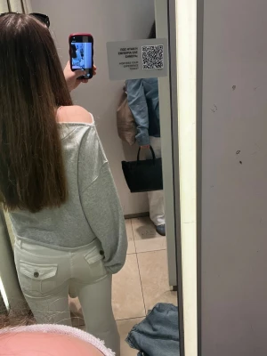 Vita lågmidjade bootcut jeans från Zara - Säljer ett par vita bootcut jeans från Zara med klassisk femficksdesign och knappgylf. Jeansen har en snygg passform som sitter tajt upptill och släpper ut vid bensluten. Perfekta för en fräsch och trendig look. Använd en gång och är som nya!!⭐️