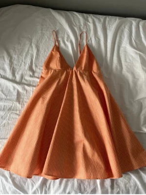 Kort orange randig klänning - Sjukt söt orange klänning ifrån Zara. Den är Såå fin och perfekt till sommaren❤️