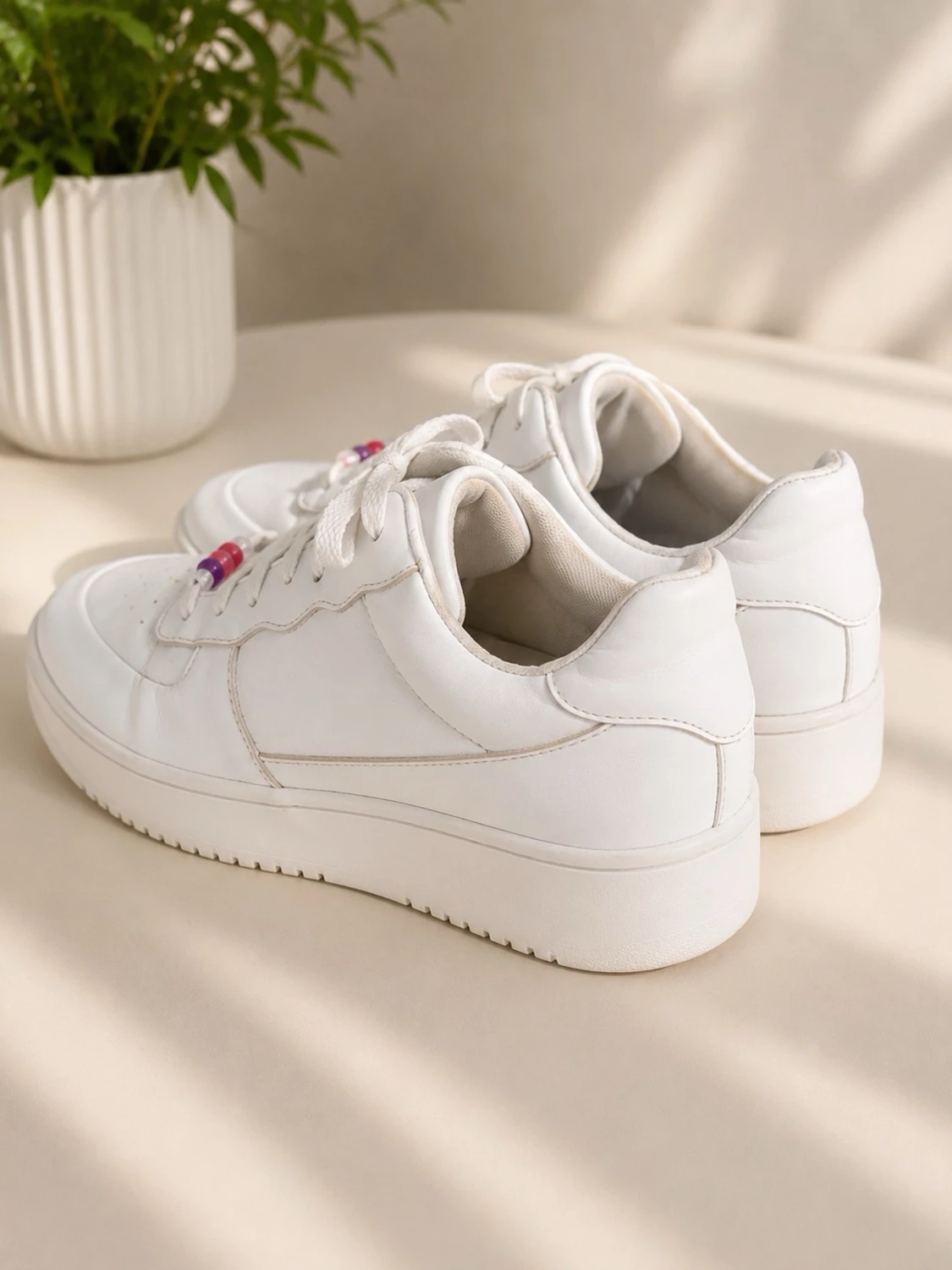 Vita chunky sneakers med pärldetalj - 1