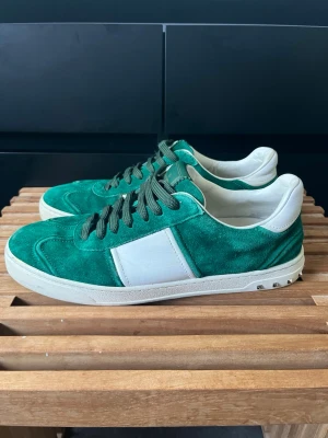 Valentino flycrews emerald  - Tjena, säljer nu dessa riktigt snygga och populära valentino flycrewsen i färgen emerald gröna, de är i mycket bra skick endast använda ett par gånger, alla nitar är kvar, endast skorna ingår, storlek 43, hör av er vid frågor och funderingar🙌🤝 
