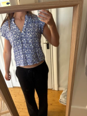 Blåmönstrad blus från Holly & Whyte - Söt blus i blått och vitt från Holly & Whyte by Lindex. Blusen är i storlek S och endast använd ett få tal gånger!