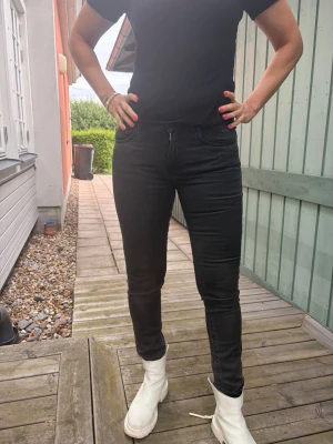 Svarta skinny jeans med låg midja - Säljer ett par svarta skinny jeans med låg midja. Jeansen har dragkedjegylf och smal passform hela vägen ner. Perfekta till sneakers eller boots och passar till det mesta i garderoben.
