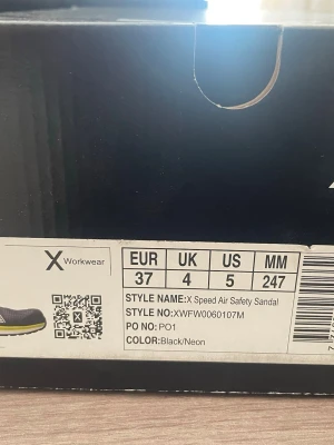 Arbetsskor •X Workwear X Speed Air Safety Sandal S1P – skyddsskor med BOA – stl 37 - •PERFEKTA FÖR SOMMAREN• Säljer ett par X Workwear X Speed Air Safety Sandal S1P i svart/neon.  Moderna och mycket bekväma skyddsskor med smart vikbar/mjuk häl, vilket gör att de kan användas både som vanliga arbetsskor och som sandaler. Utrustade med BOA-snörning för snabb och enkel justering.  ✔ Säkerhetsklass S1P ✔ Lätta och luftiga ✔ Komposittåhätta ✔ Spiktrampskydd ✔ BOA-snörsystem ✔ Kan användas både som sko och sandal  •Perfekta för lastbilschaufförer, lager, industri, verkstad, bygg eller