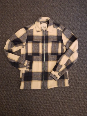Jacka Solid storlek S - Skön vår- och sommarjacka/overshirt med dragkedja och stilrena fickor. Mjuk flanelliknande textil. Felköp, aldrig använd, helt i nyskick!