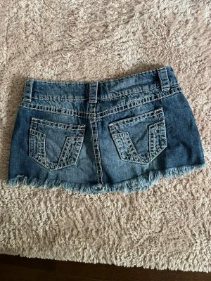 Jeans kjol från Gina tricot - Väldigt fin kjol, andvänt ett fåtal gånger och har inget slitage. Det är lite coola detaljer på bakfickorna och att vissa sömar är rosa.