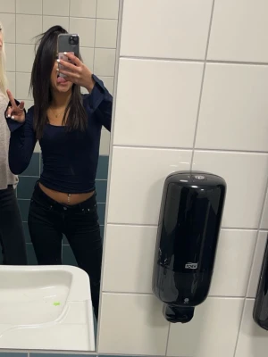 Mörkblå långärmad topp - Snygg mörkblå croppad topp med lång ärm och rundad halsringning. Tight passform som framhäver figuren och passar perfekt till jeans eller kjol. Enkel och stilren design utan synliga mönster eller detaljer. Storlek xxs från Gina tricot