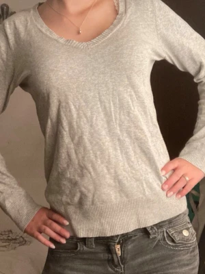 Tunn stickad tröja med v-ringning - Så himla söt tröja med v-rigning. Superbra skick förutom ett hål vid armhålan (kan ta exakt bild vart det är vid efterfrågan, men kolla bild 4). Syns att den är lite stor på mig. 