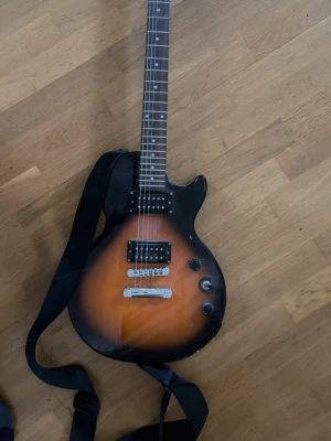 El gitarr, LP SPECIAL-2 - En fin gitarr om man fixar den men den har några skador, på bild 3 så ser man att det finns ett litet hål och på bild 2 så är strängen av, och lite damm (går att ta bort, fick den av min brorsa och har aldrig använt den, sladd kommer med!