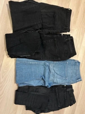 Jeanspaket med 4 par - Säljer flera par jeans i svart och blått. Jeansen har klassisk femficksdesign och raka eller smala ben. Perfekta för dig som vill ha en basic och stilren look. Materialet är denim med skön stretch. Passar till det mesta och är ett måste i garderoben.