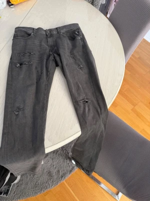 Replay jeans | Med slit - Stilrena replay jeans i storlek 32 (slim fit) stretchiga och goa att ha på sig. Detta par är i nyskick och har knappt använts sen de köptes. Slit på vardera ben som ses i bilderna ovan. Priset är ej hugget i sten kom gärna med prisförslag!