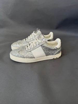 Valentino flycrews - Valentino flycrews i storlek 39, silver/glitter färg, väldigt bra skick