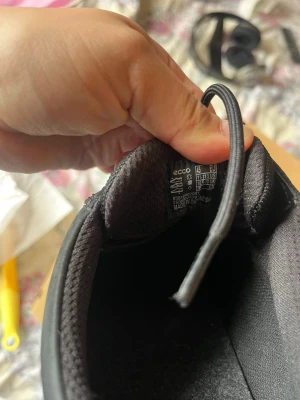 Svarta kängor från Ecco - Säljer ett par svarta kängor från Ecco med grov sula och snörning. Tillverkade i slitstarkt material och designade för att ge bra grepp. Perfekta för dig som vill ha både stil och funktion i vardagen. Köpt för 1600 säljs för 1300. Använts ungefär 2 gånger, som nya! Kan gå ner till 1000 vid snabb affär!