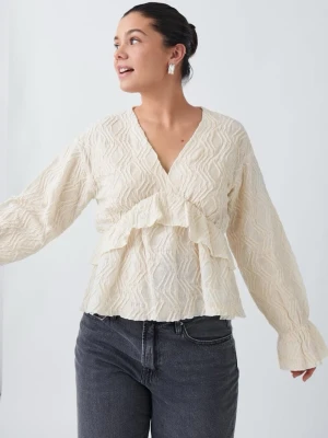 Krämvit blus med volang och struktur - Blus från gina , använd enstaka tillfällen . Storlek s💕