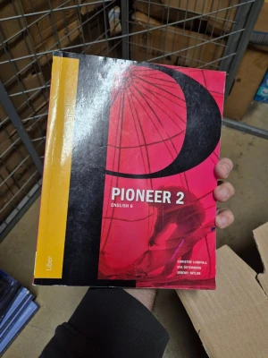 Pioneer 2 English 6 kursbok - Pioneer 2 English 6 är en kursbok i engelska med röd, svart och gul framsida. Boken har mjukt omslag och är skriven av Christer Lundfall, Eva Österberg och Jeremy Taylor. Perfekt för gymnasiekurser i engelska.