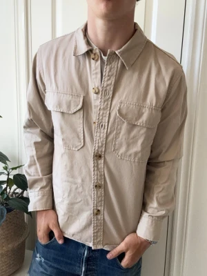Strömberg overshirt  - Strömberg overshirt, lite stor på modellen. Inga defekter! Modellen i bilderna är 180 cm 75 kg och bär Storlek M , Kom med frågor! 🌟 (Kan gå ned i pris vid köp av paket 😉) 