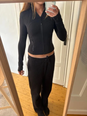 Lululemon Define Jacket - Lululemon Define Jacket i storlek 4. Den är super skön men tyvärr för liten för mig och det är därför jag säljer den! Den är bara använd en gång och är i nyskick. Jackan passar nog nån som har storlek XS elr S!!!