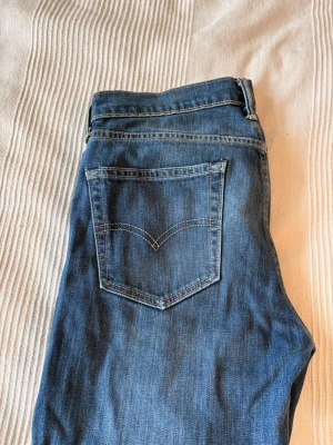 Levi's 510 blå jeans W29 L32 - Säljer ett par klassiska blå Levi's 510 jeans med smal passform. Jeansen har fem fickor, snygga kontrastsömmar och är tillverkade i slitstark denim. Perfekta för dig som gillar en tidlös och clean look. W 29 L 32