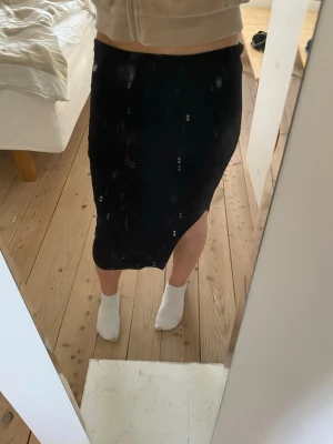 Svart kjol med slits  - Svart midilång kjol med slits. 