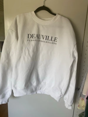 Sweater med text från lager 157 - Köpt på lager 157. Lite oversized.