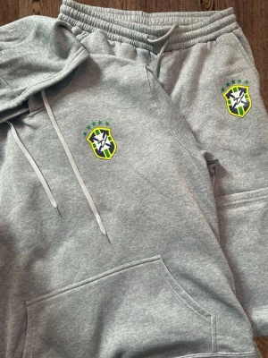 Brasilien tracksuit  - Skit snygg Brazil tracksuit som jag råkat köpa fel storlek av! Tracksuiten är 100% äkta och köpt för 1200kr dom orginal pris. Priset kan även diskuteras. L men passar nog m storleken.