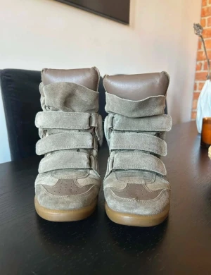 Isabel marant skor  - Säljer mina Isabel marant skor som jag köpte på vinted för 5000kr, jag har bara använt dom 1 gång men dom är slitna för jag köpte dom på vinted. Jag köpte med äktehetsintyg och kvitto och dustbag men tyvärr så har ja tappat bort kvittot och dustbagen och jag säljer dom för de inte kommer till användning. Storlek:38. Kan gå ned i priset 