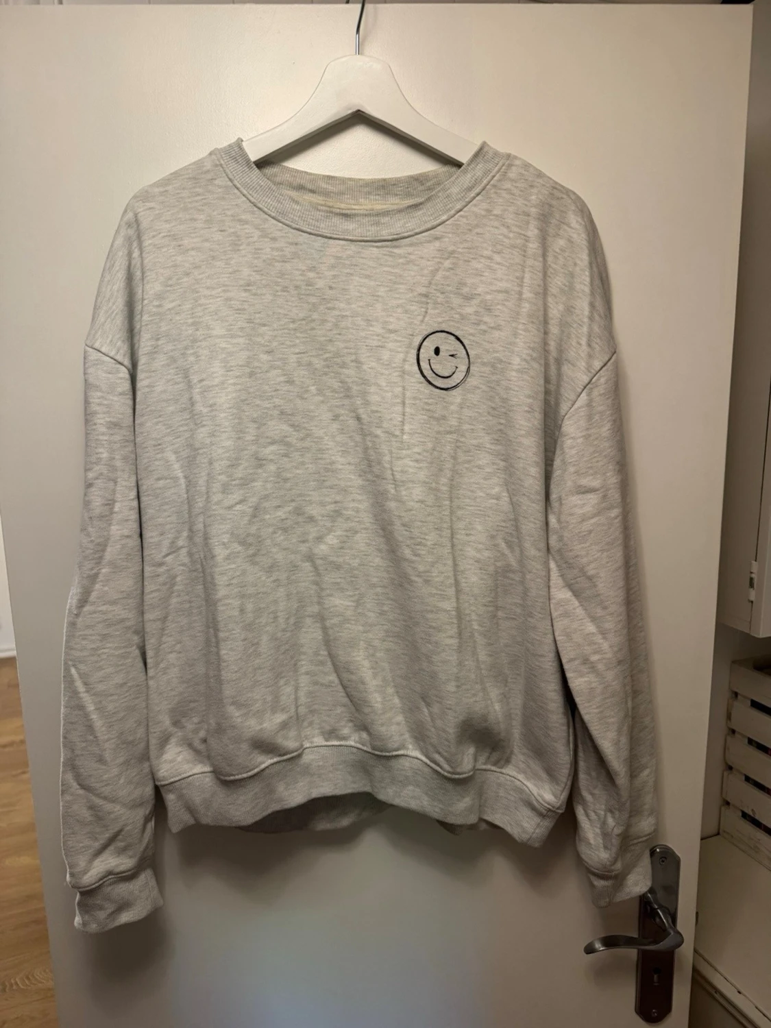 Grå sweatshirt med smiley från Lager 157