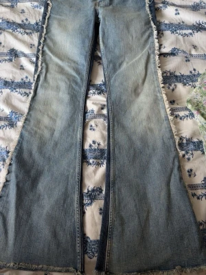Jeans - Jätte snygga Jeans med fransar från Monki💛storlek 34-36