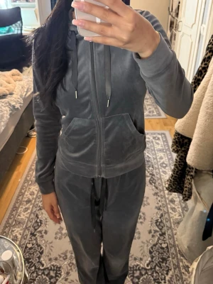 Grå mjukissett - Säljer ett par gråa mjukissett i mjuk velour med dragsko i midjan. Settet har en avslappnad passform och är perfekta för chill dagar hemma.
