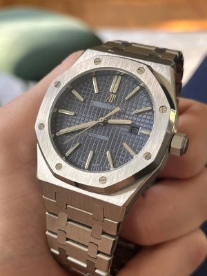 AP Royal Oak Automatic Marinblå - Säljer en vintage klocka klocka i borstat stål med ikonisk åttakantig boett och blå urtavla med rutmönster. Klockan har silverfärgade visare och index, samt datumfönster. Länken är i matchande stål.
