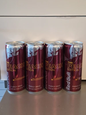 Oöppnade Red Bull Peach Edition 4st - Fyra burkar Red Bull Peach Edition energidryck med persikosmak. Finns inte att få tag på längre. OBS gick ut April 2026!!