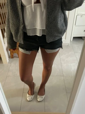 Svarta levisjeansshorts - Ett par svarta jeansshorts från Levis. Frasig kant och klassisk femficksdesign. Det står W40 L32, skulle säga att de passar xs-m. Använda max 3 gånger. 