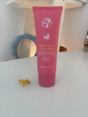 W7 Moisturising Cream Mask rosa tub and a ring  - En rosa tub med W7 Moisturising Cream Mask, en återfuktande ansiktsmask med squalane, druvkärnolja och vitamin E. Tuben rymmer 75 ml och har en smidig, mjuk plastförpackning med gul text och vit logga. Och en riktigt snygg ring HAR ALDRIG ANVÄNT båda!!!💘