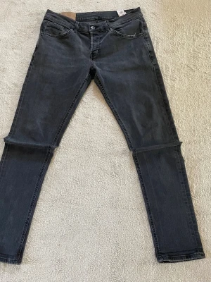 Dondup George storlek W34 - Superfina snygga eleganta och eftertraktade Svarta stentvättade Dondup George jeans trendigaste modellel i w34 . Brutalt schysst tvätt grymt skick en och inga hål eller fläckar! Enbart lite skrynkliga men en strykning och som nya igen! Tveka inte vid minsta fråga eller fundering och pris ej hugget i sten.